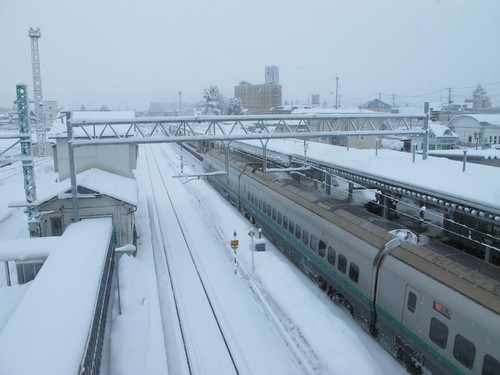 雪が小降りになり米沢駅へ朝の散歩、３月１２日・啓蟄　次候　［桃始めて笑う］・・・２_c0075701_151507.jpg