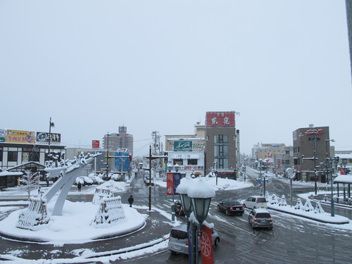 雪が小降りになり米沢駅へ朝の散歩、３月１２日・啓蟄　次候　［桃始めて笑う］・・・３_c0075701_15222245.jpg