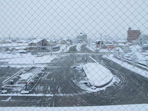 雪が小降りになり米沢駅へ朝の散歩、３月１２日・啓蟄　次候　［桃始めて笑う］・・・３_c0075701_15223967.jpg