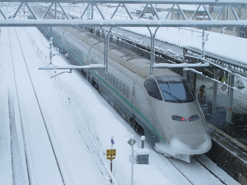 雪が小降りになり米沢駅へ朝の散歩、３月１２日・啓蟄　次候　［桃始めて笑う］・・・３_c0075701_15224999.jpg