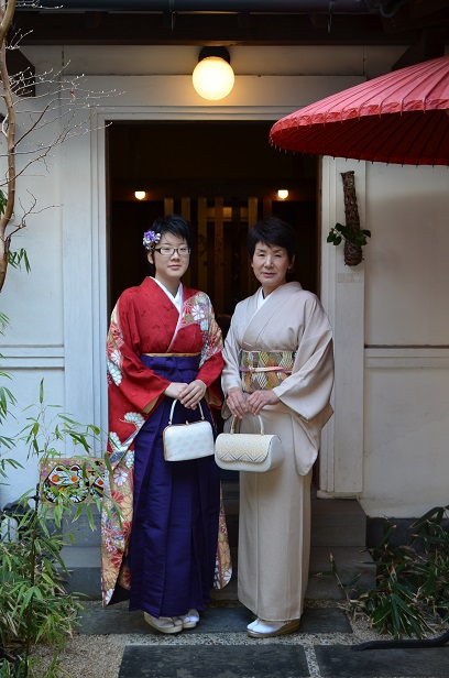 卒業式前撮り　　お嬢様の袴姿と、お母様の色無地_d0230676_1646345.jpg