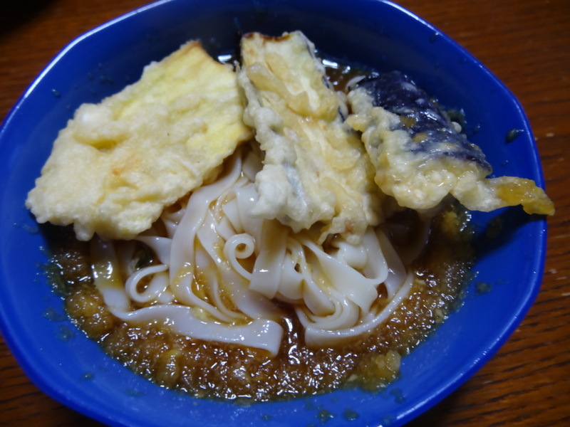 鶏唐揚げ、舞茸ご飯、オイルサーディン、牛焼き肉丼、天麩羅と饂飩、天とじ丼です。_c0225997_03285.jpg