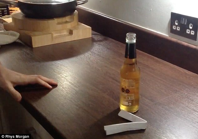 用紙1枚でビール瓶の蓋を開ける方法 イギリスのマダム 用紙1枚でビール瓶の蓋を開ける方法 イギリスのマダム