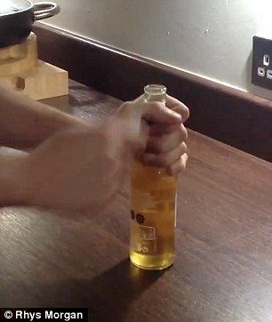 用紙1枚でビール瓶の蓋を開ける方法 イギリスのマダム