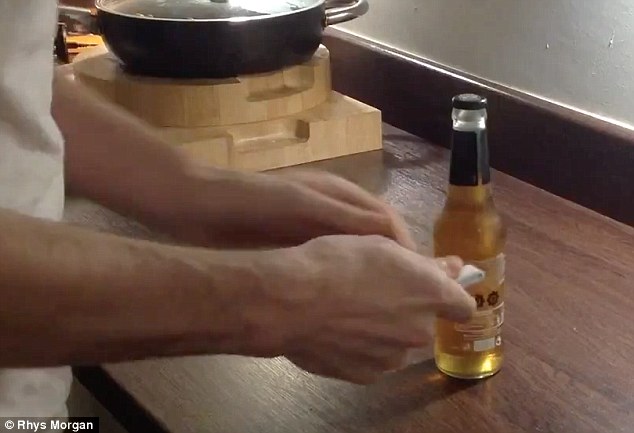 用紙1枚でビール瓶の蓋を開ける方法 イギリスのマダム 用紙1枚でビール瓶の蓋を開ける方法 イギリスのマダム