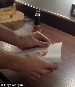 用紙1枚でビール瓶の蓋を開ける方法 イギリスのマダム 用紙1枚でビール瓶の蓋を開ける方法 イギリスのマダム