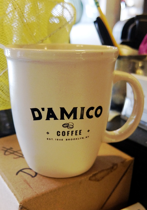 ブルックリンのキャロル・ガーデンにある老舗カフェ D’Amico Coffee_b0007805_2025074.jpg