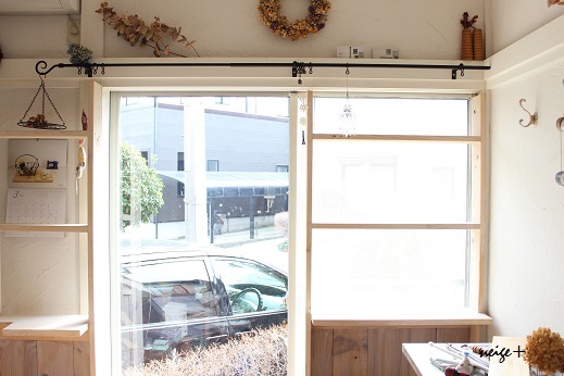 雑貨屋さん風　窓枠ＤＩＹ＆透け感が素敵なガーゼのカフェカーテン_f0023333_18464423.jpg