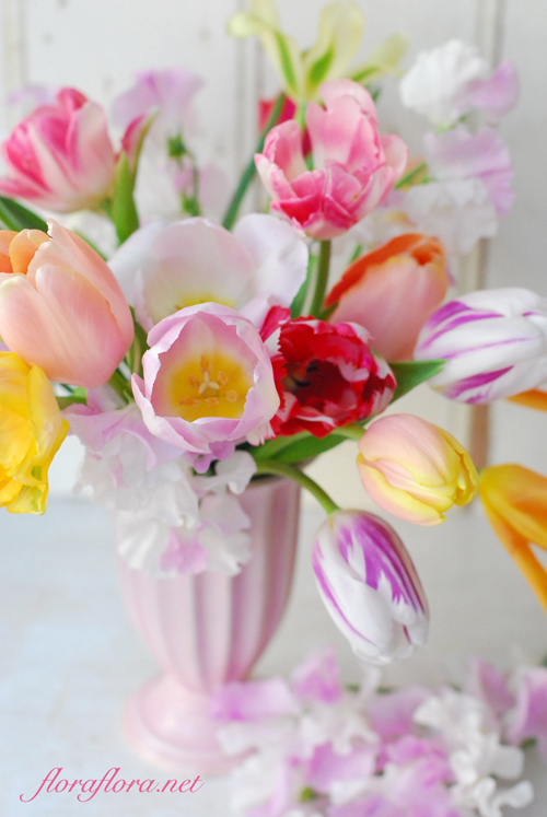 ３月の花教室から 夢見るスイートピー チューリップとともにアレンジそして花束に Floraflora Precious Flowers ウェディングブーケ会場装花 フラワースクール