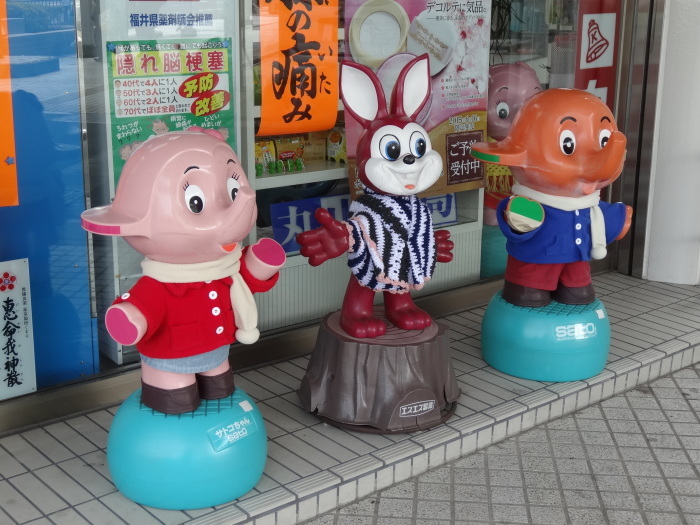薬局の前のキャラクター勢揃い 今日の一枚 薬局の前のキャラクター勢揃い 今日の一枚