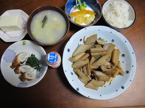 朝：レンコンの煮物、焼き竹輪＆冷奴　昼：鰯フライ添えかき揚げそば　夜：自家製カレーライス　３月１９日_c0075701_12581033.jpg