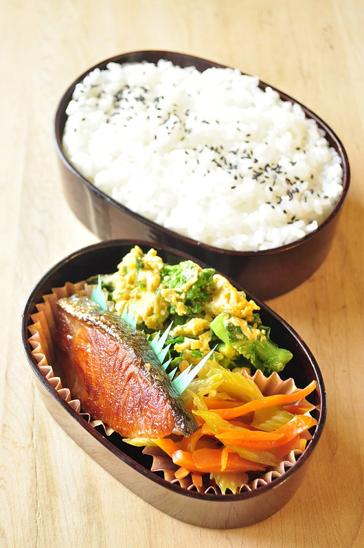 鮭と菜の花のお弁当_b0171098_8112053.jpg