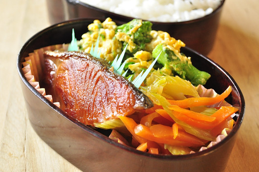 鮭と菜の花のお弁当_b0171098_8173813.jpg