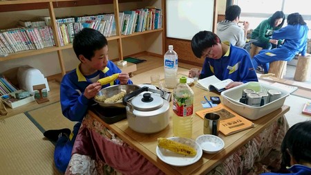 一夜明けてくつろぐ留学生…明日は自宅へ帰ります_d0265607_01140100.jpg