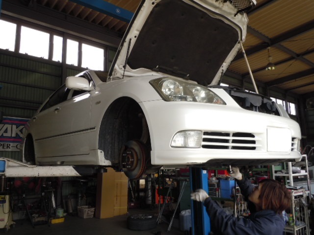 今日のマー君☆アイシス、クラウン車検整備中 ´ー`)ノ_c0213517_1373154.jpg