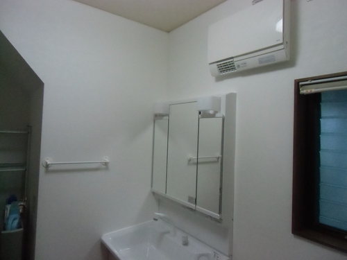 H様邸(廿日市市峠)トイレ・脱衣場暖房・洗面化粧台工事_d0125228_7564645.jpg