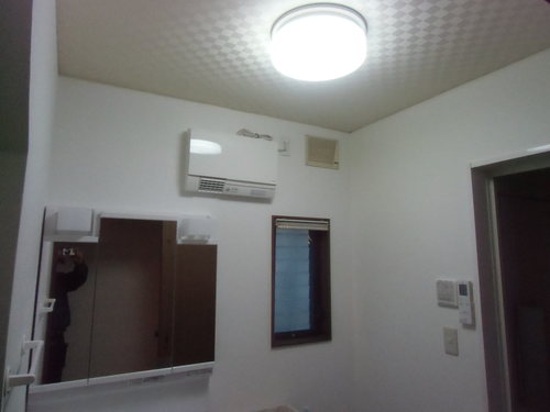 H様邸(廿日市市峠)トイレ・脱衣場暖房・洗面化粧台工事_d0125228_7571311.jpg