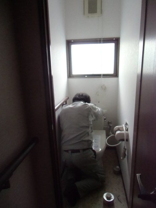 H様邸(廿日市市峠)トイレ・脱衣場暖房・洗面化粧台工事_d0125228_7575731.jpg