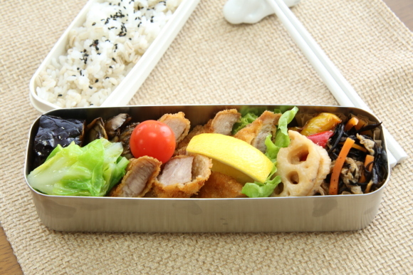 豚カツ弁当_c0326245_11210903.jpg