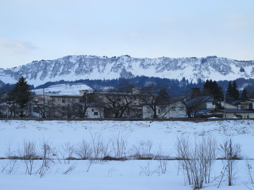 最上川河畔を散歩、３月２６日（春分・次候）桜始めて開く・・・２_c0075701_949987.jpg