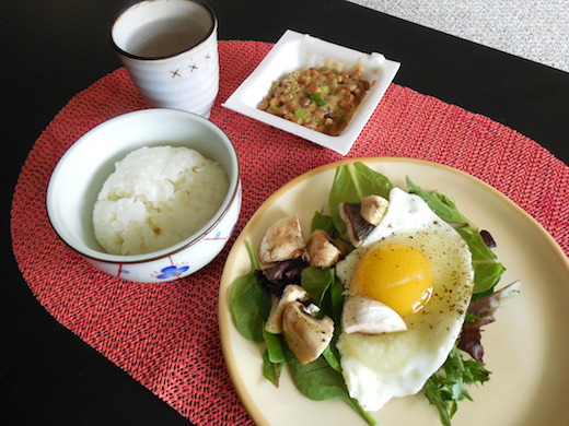 目玉焼き　on salad leaf._a0124077_317513.jpg