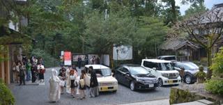 今日は字倍神社も大忙し.......車のおはらいに来られた..._b0194185_1721530.jpg