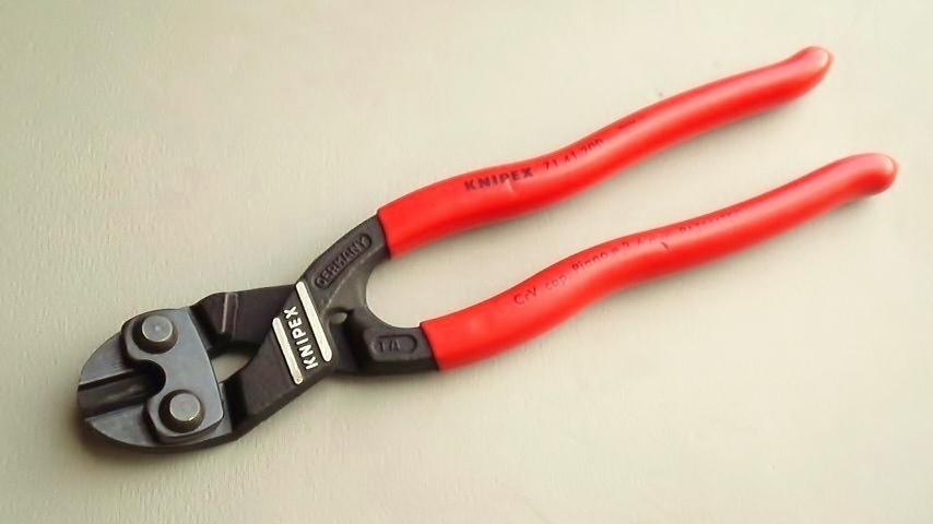 KNIPEX 小型ボルトカッターの切刃の穴 : Hand Tool Addiction