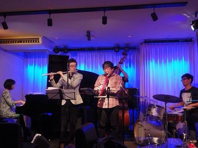 ジャズライブ カミン 本日月曜日のライブ と 4月のライブスケジュール_b0115606_11552416.jpg