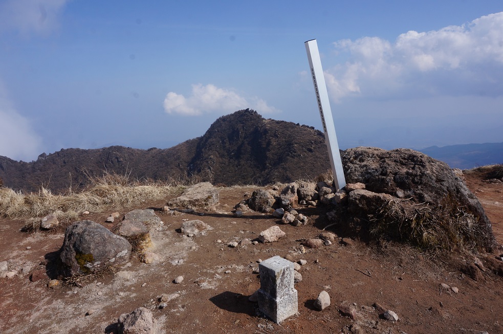 野焼き後の由布岳登山・・・鹿も逃げ出した真っ黒な山麓。_f0016066_0354371.jpg