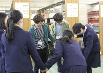 新潟商業高等学校においてワークショップ「Passing through a tunnel~」を行いました。_c0167632_17562888.jpg