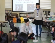 新潟商業高等学校においてワークショップ「Passing through a tunnel~」を行いました。_c0167632_1822686.jpg