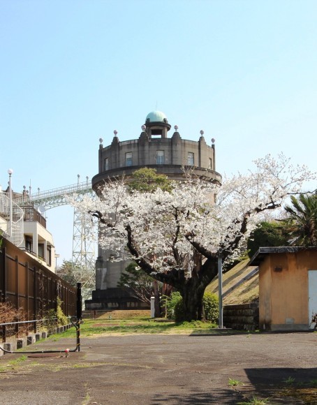 給水塔と桜_c0310571_05253678.jpg