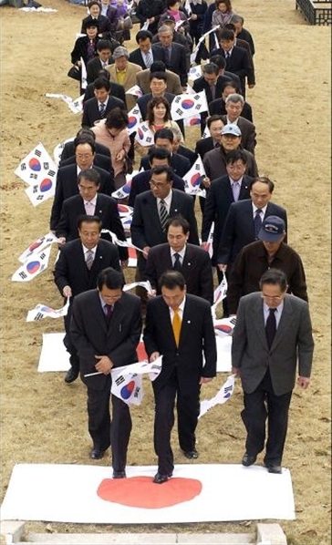 金がなくなって【韓国】「嫌いな日本とも国益のため対話を」　擦り寄り警報発令！_c0364699_19461886.jpg