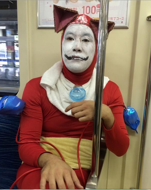 渋谷で全身タイツの 妖怪ウォッチ ジバニャン のコスプレが出没 完璧な女性を目指してる