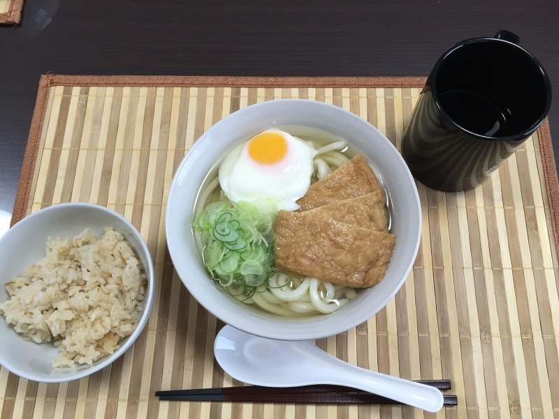 4/4 昼食「温玉きつねうどんとかやくごはん」_c0357519_12172158.jpg