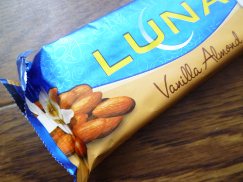 Luna Bar Vanilla Almond_c0152767_21395072.jpg