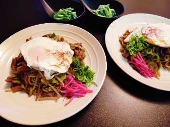 お昼ごはんじゃないですよ（笑）ソース焼きそばと菜花の山葵和え_b0307692_11492105.jpg