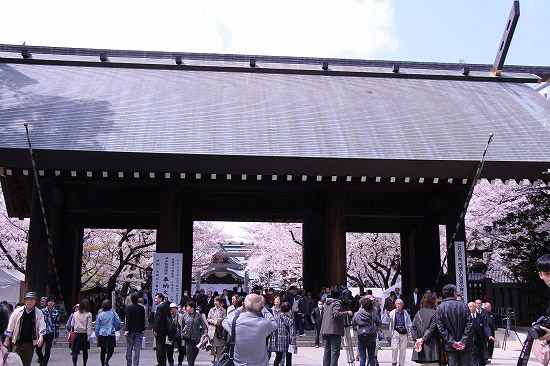 靖国神社と奉納大相撲_e0255509_20345627.jpg