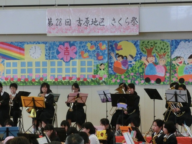 雨の影響で小学校体育館で開催した吉原地区のさくら祭_f0141310_7243671.jpg