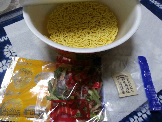 松本遠征戦利品 エースコック 信濃では味噌と七味と野沢菜らーめん みそ味 ¥288_b0042308_23205516.jpg
