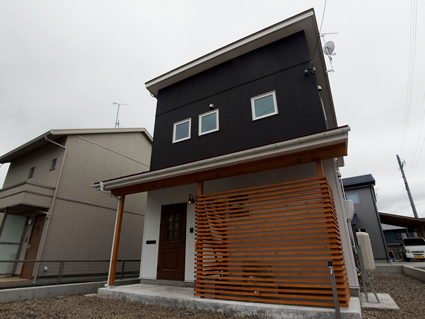 27坪のコンパクトなお家 ブログにて完成報告 外観 トレスホームズ 信州黒姫山のふもと便り