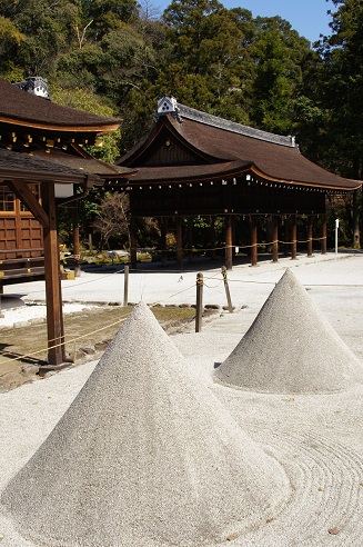 立砂（たてずな）　　～上賀茂神社（京都）～_c0235725_21315146.jpg