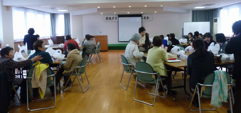 給食ボランティアの　年度末反省会_c0129682_2246614.jpg