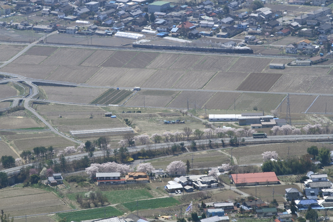桜と道と線路と小さな白煙が織る眺め - 2014年桜・上越線 - _b0190710_23284214.jpg