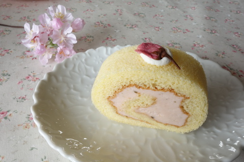 桜のロールケーキ_c0255071_16575173.jpg