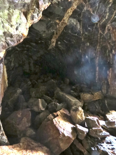 タングステン鉱石掘削跡へ 雲走る屋久島