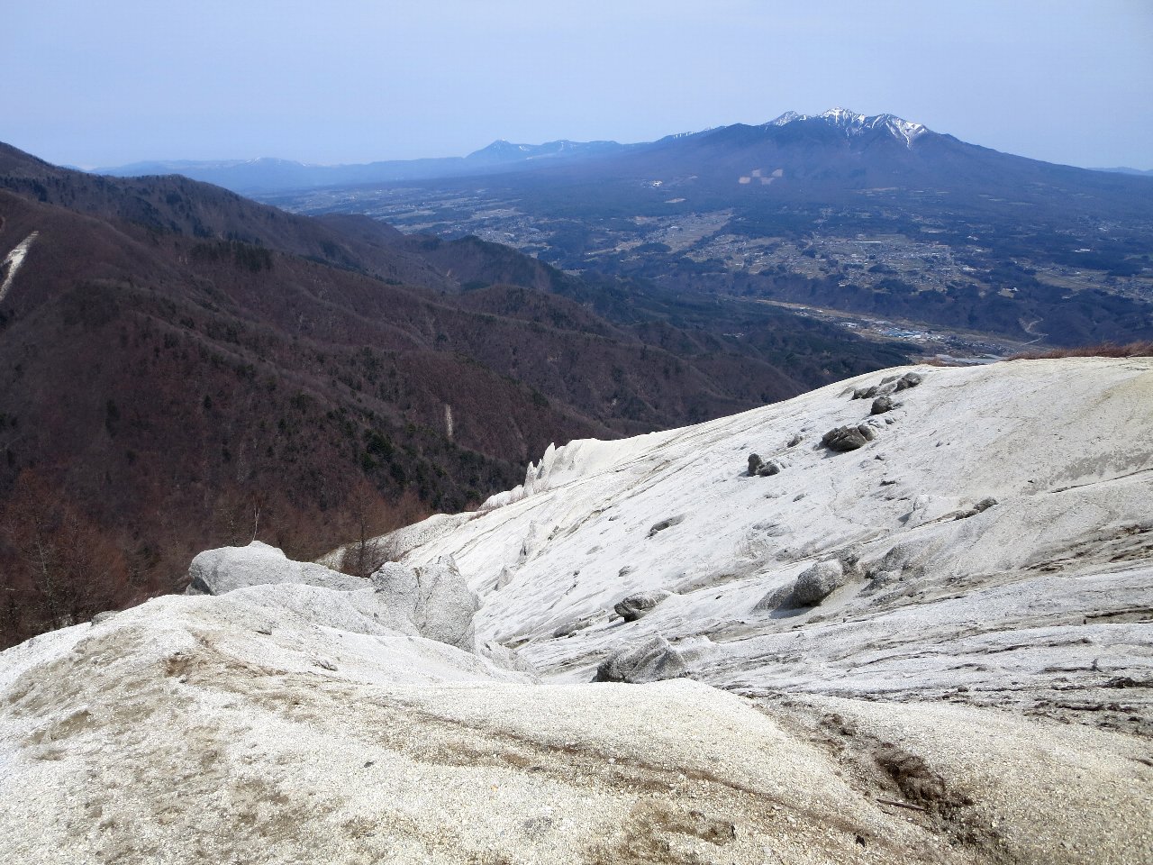 山頂は白い砂と奇岩群！日向山。_a0165316_95625.jpg