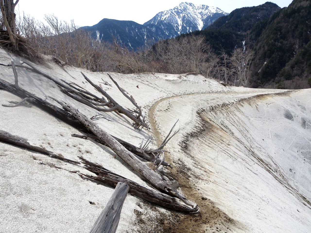 山頂は白い砂と奇岩群！日向山。_a0165316_957336.jpg