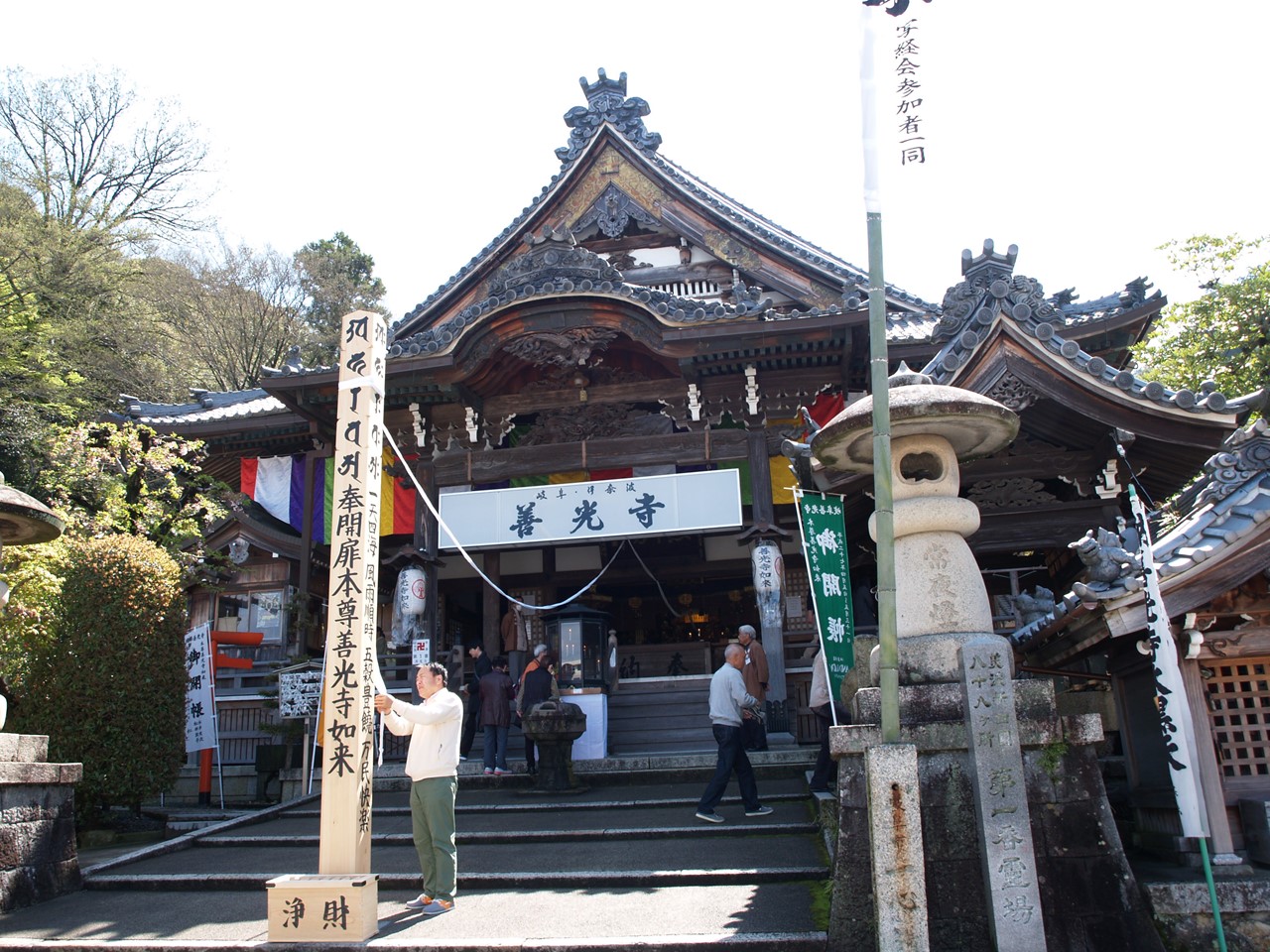 『伊奈波神社参道の枝垂桜と岐阜善光寺』_d0054276_2083695.jpg