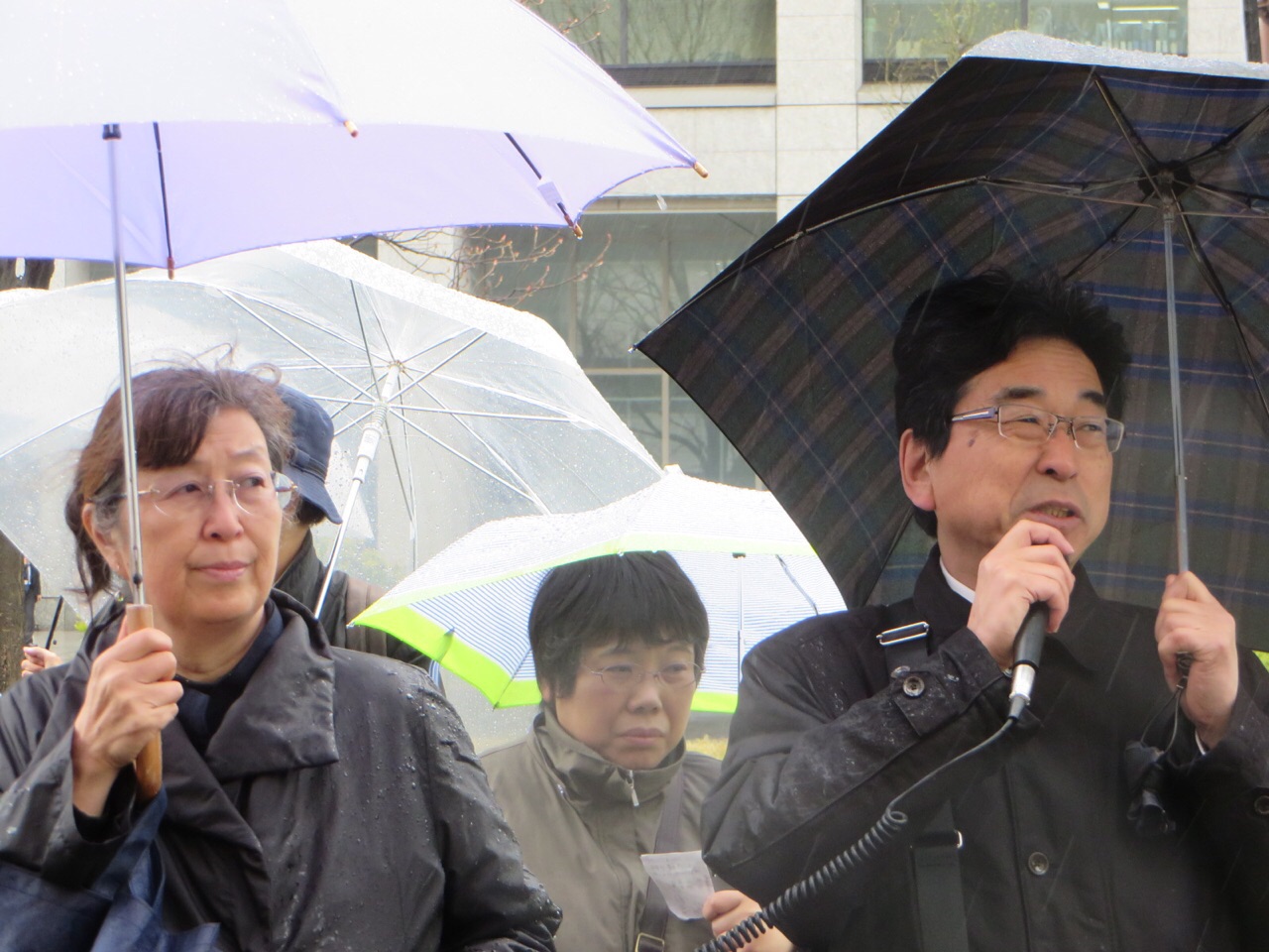 「強制起訴を!」雨の検審激励、地検抗議行動_e0068696_233396.jpg